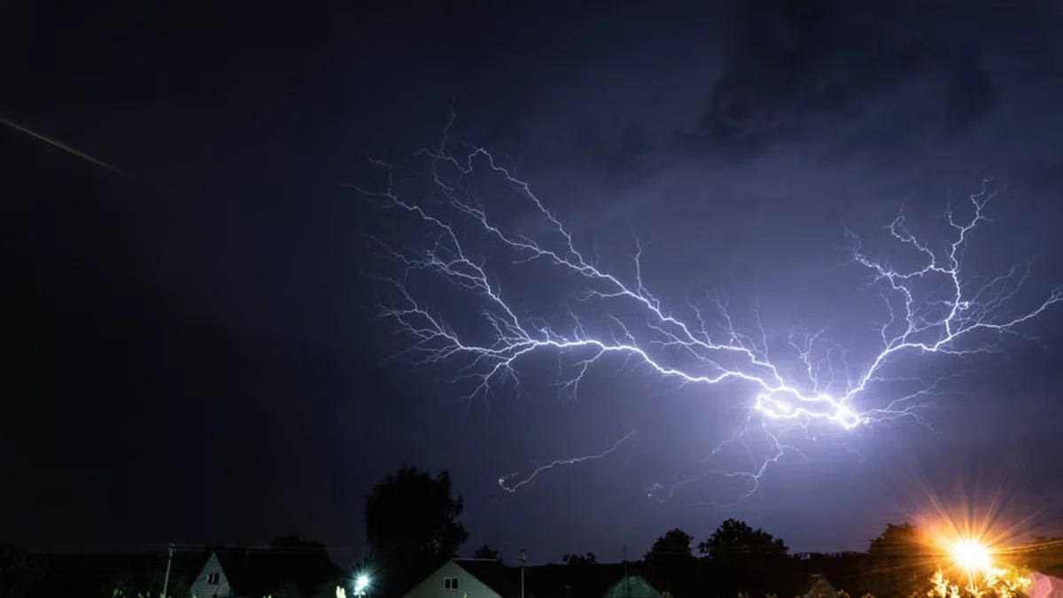 Thousands powerless around Kansas City after severe thunderstorms bring high winds