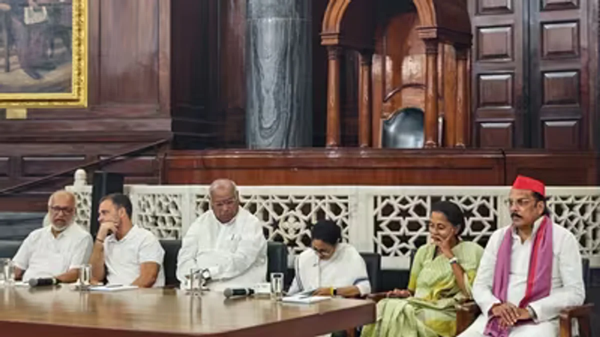 विपक्ष पर शिकंजा और सीजेपी नेताओं की गिरफ्तारी: लोकतंत्र की हत्या का आरोप लगा केंद्र पर बरसे राहुल-ममता