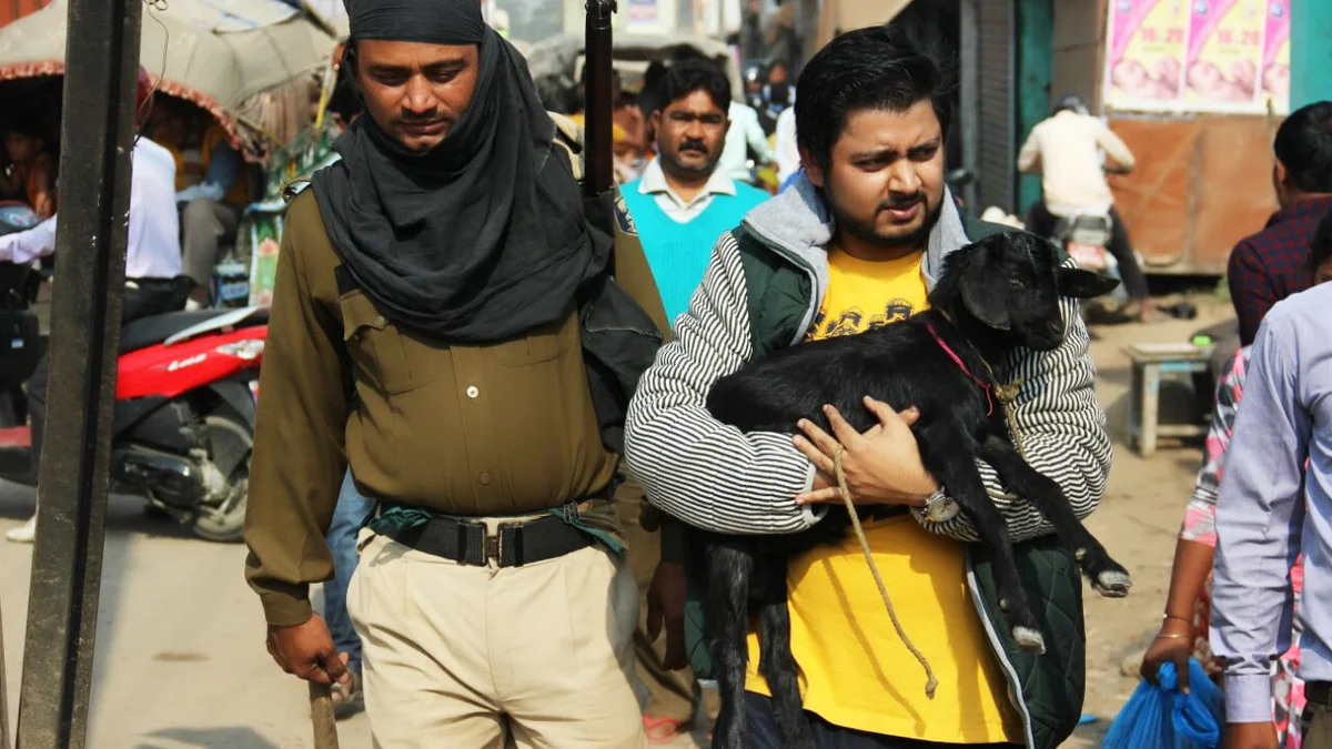 शराबबंदी वाले राज्य में ट्रक से पकड़ी गई 2400 लीटर से ज्यादा विदेशी शराब, त्योहारी सीजन से पहले तस्करी के बड़े नेटवर्क का खुलासा