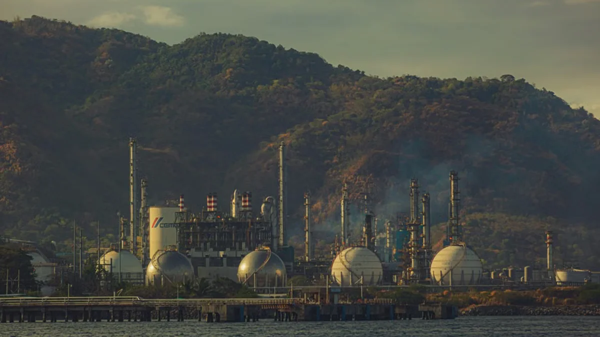 Ukraine Resumes Deep Strikes on Russian Oil Refineries Amid Rising Tensions with Washington