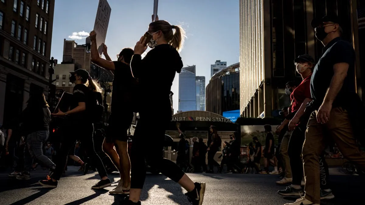Wall Street Strategists Voice Growing Concern Over Underlying U.S. Economic Vulnerabilities