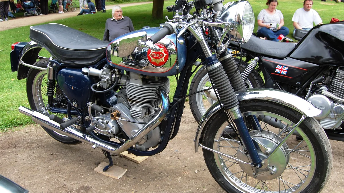 BSA Gold Star 650 Special Edition Launched With Retro Look And Gold Detailing