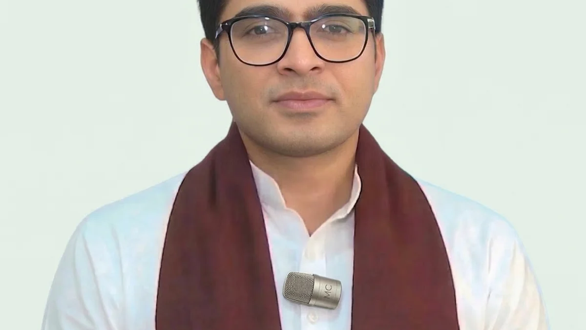 वीडियो: दुर्गा पूजा उद्घाटन के दौरान पूर्व मुख्यमंत्री के करीब पहुंची चाकू लिए महिला, TMC ने सुरक्षा पर उठाए गंभीर सवाल