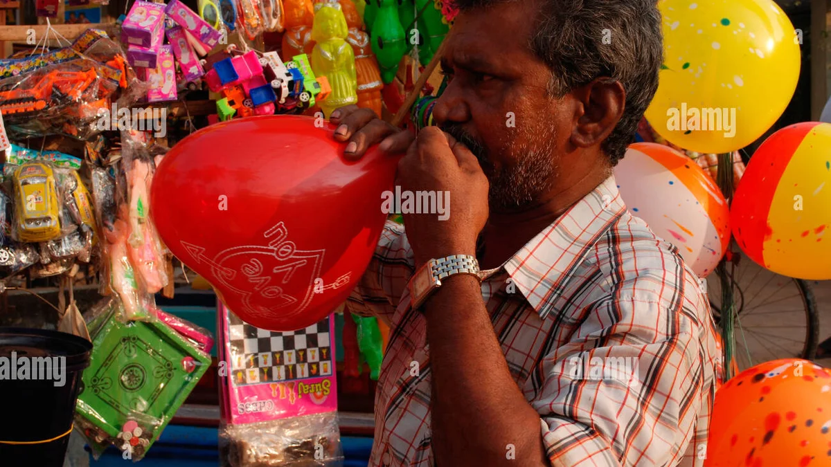 Video: Balloon Seller at Fair Opens Up About His Daily Earnings and Struggles, Explains the System