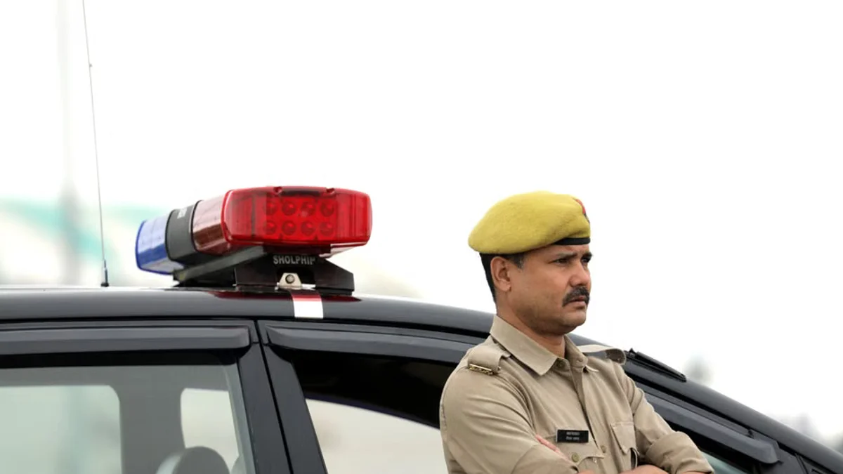 तिरंगा मार्च से पहले संग्राम: दिल्ली पुलिस से भिड़े अभिजीत दीपके, हिरासत में लिए जाने पर तीखी बहस