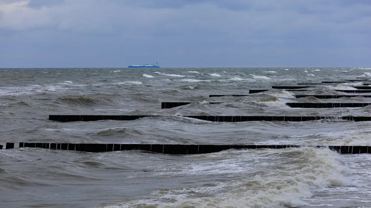 Powerful Nor'Easter Threatens US Eastern Seaboard with Heavy Winds and Flooding