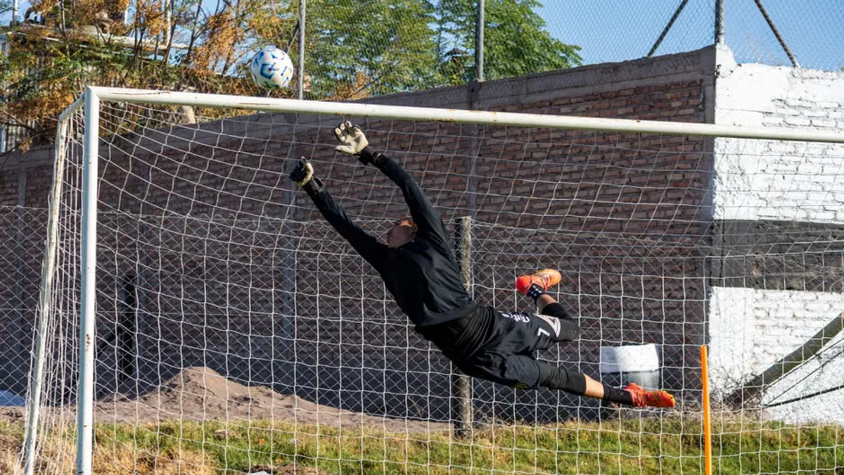 Emi Martinez Shines with Heroic Saves in Crucial Fixture