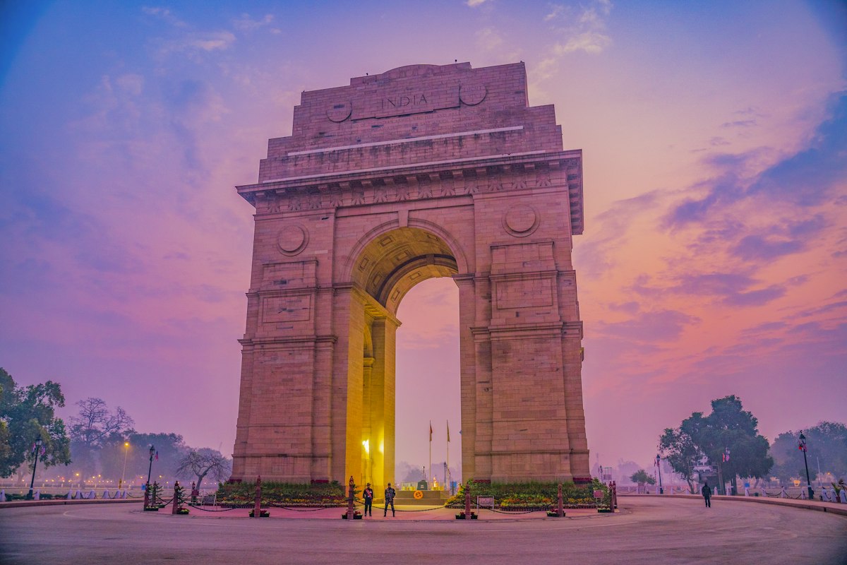 संजय दत्त और मान्यता का वीडियो वायरल: बप्पा के दरबार में पत्नी की मांग में भरा सिंदूर, फैंस ने लुटाया प्यार