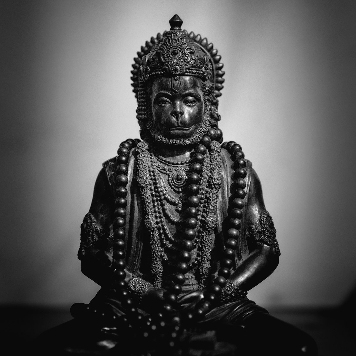 वास्तु टिप्स: घर के मुख्य द्वार पर रोज शाम को करें ये छोटा सा काम, माता लक्ष्मी का होगा स्थायी वास