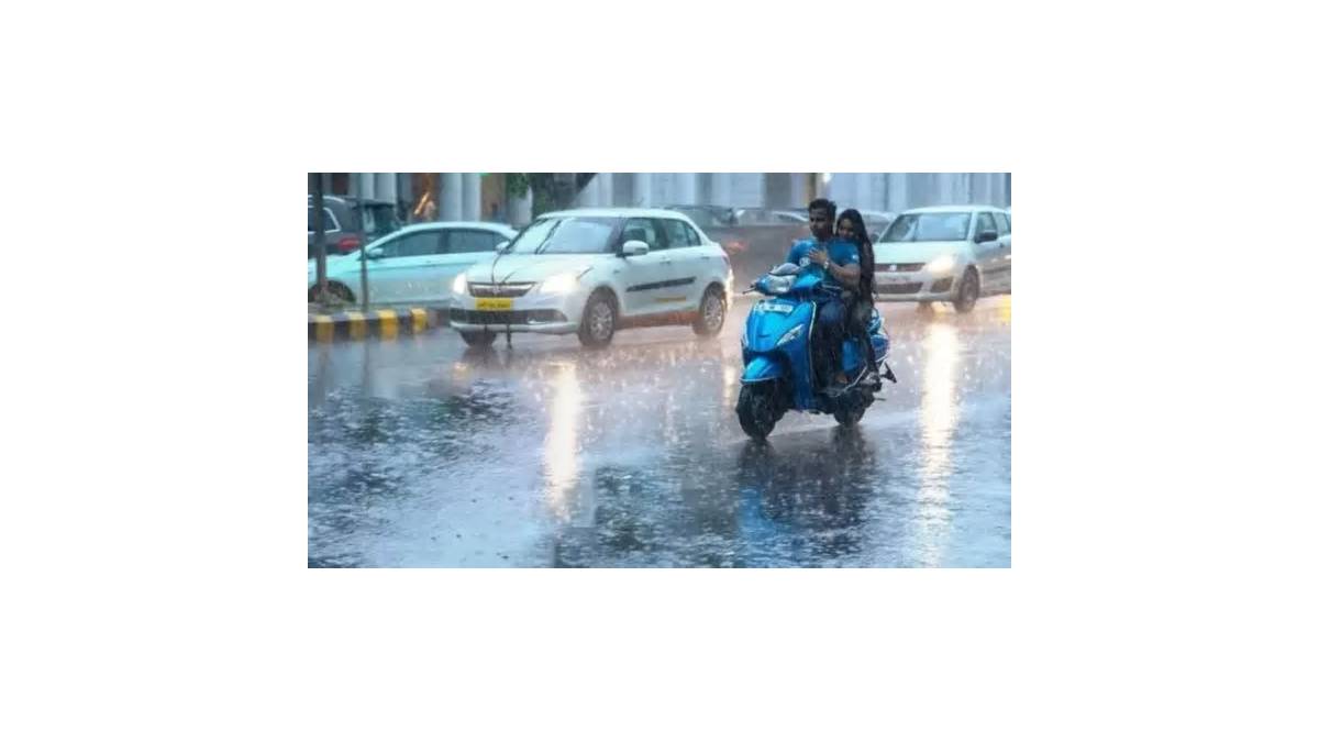 आंधी संग बारिश से पूर्वांचल बेहाल, लखनऊ में सड़क तक पहुंचा गोमती का पानी