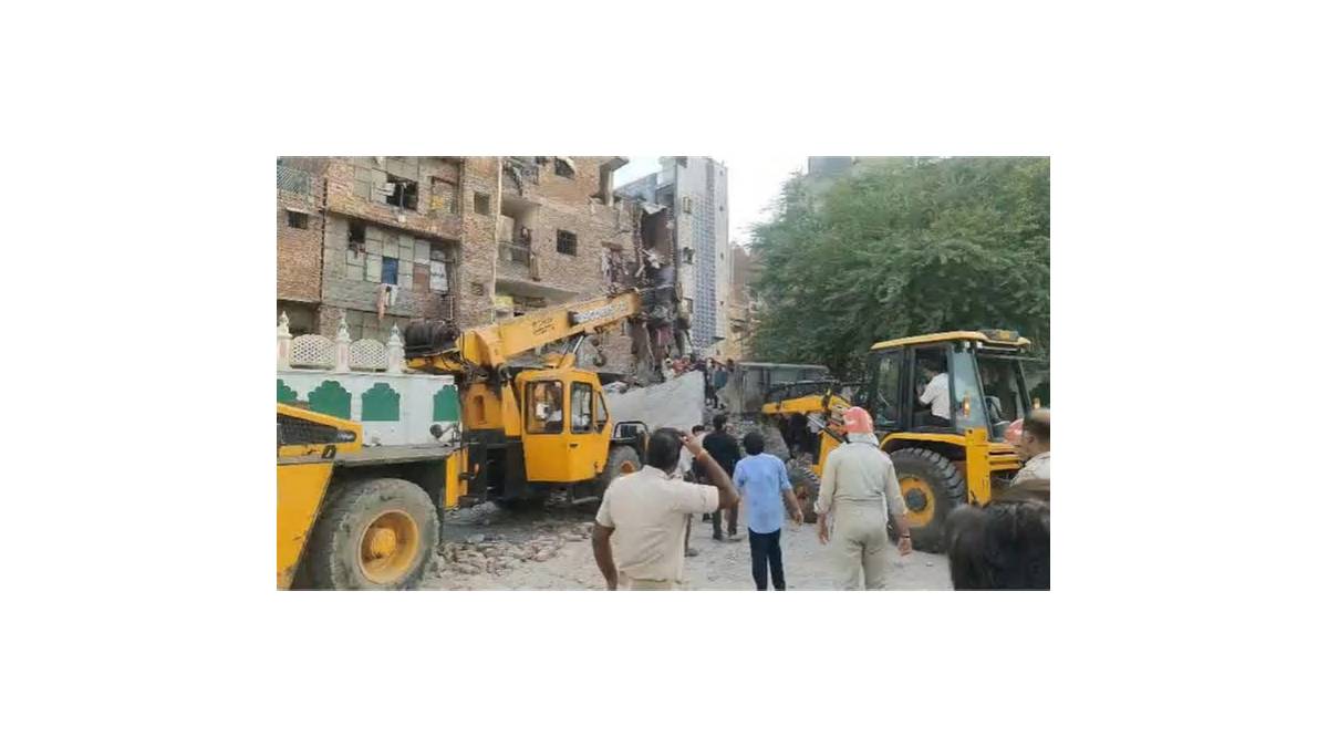 दिल्ली बिल्डिंग हादसा, मौत का आंकड़ा 4 हुआ: 2-3 लोगों के फंसे होने की आशंका, दावा- भूकंप के बाद इमारत में द...