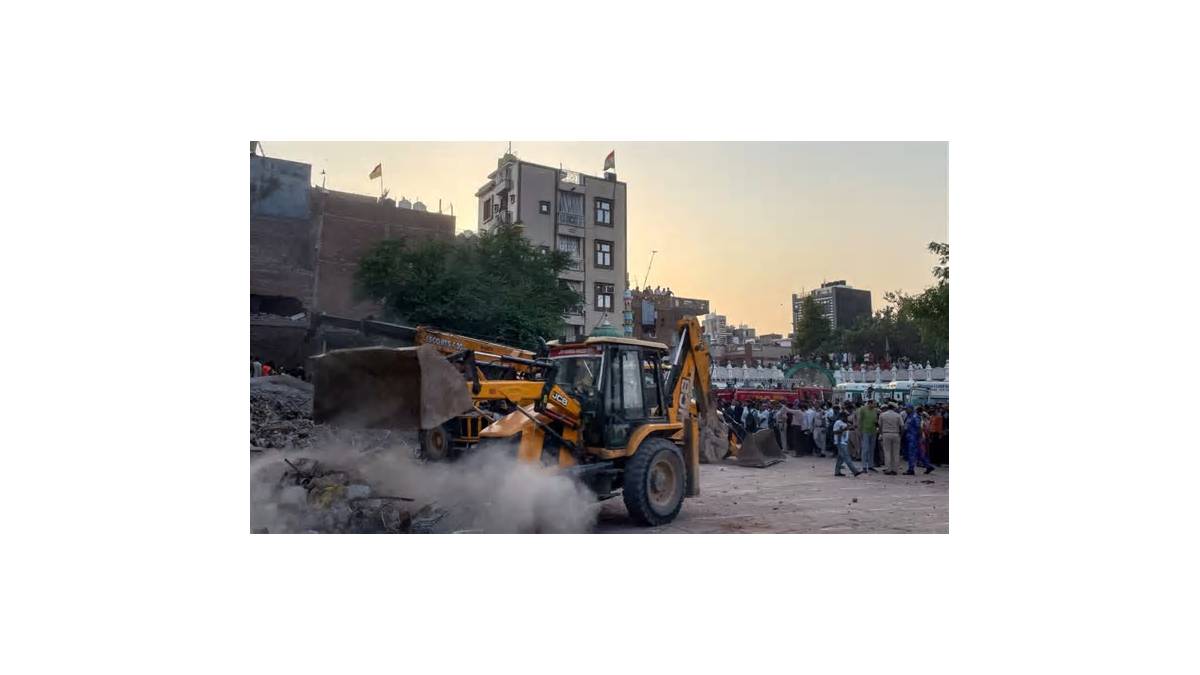 दिल्ली में चार मंजिला इमारत ढही: महिला और गर्भ में पल रहे बच्चे समेत चार की मौत, एक और शव मिला; रेस्क्यू जारी