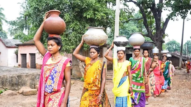 ‘हमें आज भी खुले में नहाना और शौच करना पड़ता है’: झारखंड के पहाड़िया समुदाय की औरतों का दर्द