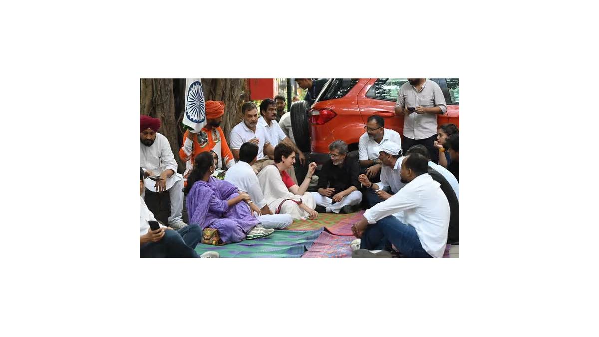राहुल और प्रियंका गांधी समेत कई विपक्षी सांसदों पर एफआईआर, आकाशवाणी भवन में घुसने का लगा आरोप